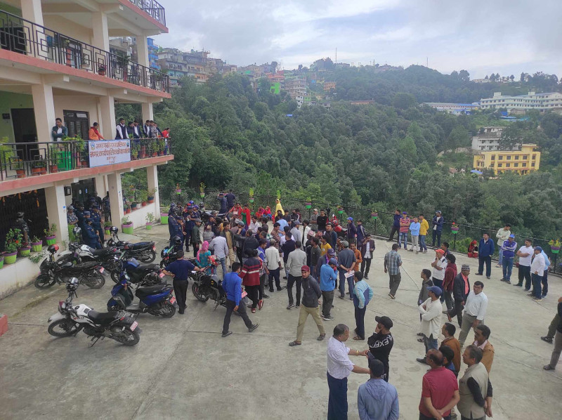 सडकछेउमै फोहोर फालेको भन्दै अमरगढी नगरपालिकाविरुद्ध सडकमा उत्रिए स्थानीय